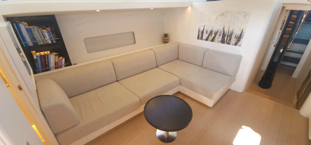 Y7 - YKnot lounge