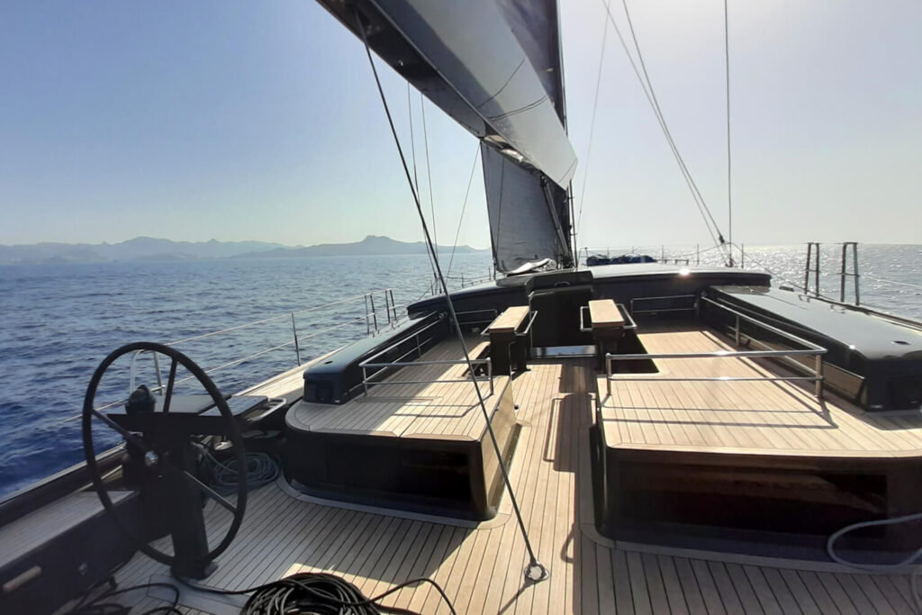 Y7 - YKnot - Deck under sail