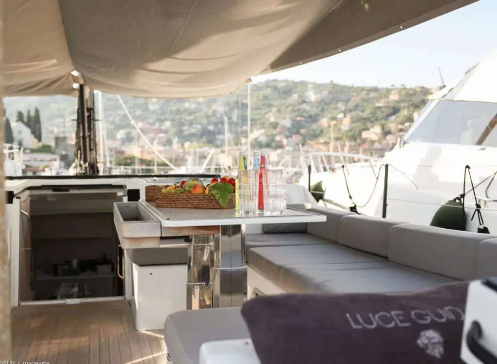 Vismara 80 – Luce Guida - cockpit dining
