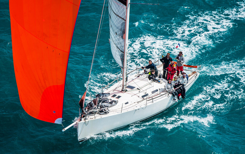 J122 – Noisy Oyster - under red spinnaker