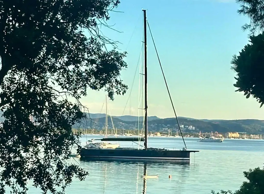 Vismara 80 – Luce Guida at anchor calm bay