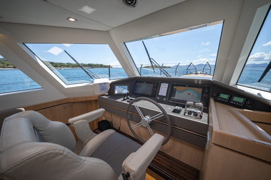 NED 70 Zee Draak interior 4